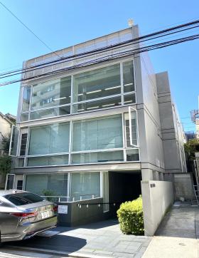 春日尚学ビルの外観写真