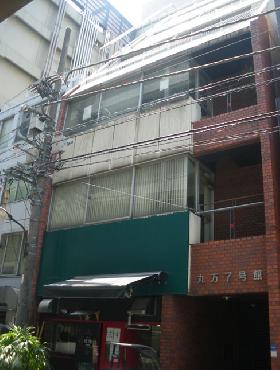 丸万7号館ビルの外観写真