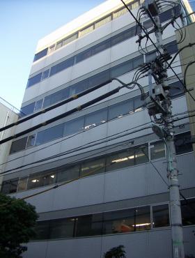 馬事畜産会館の外観写真