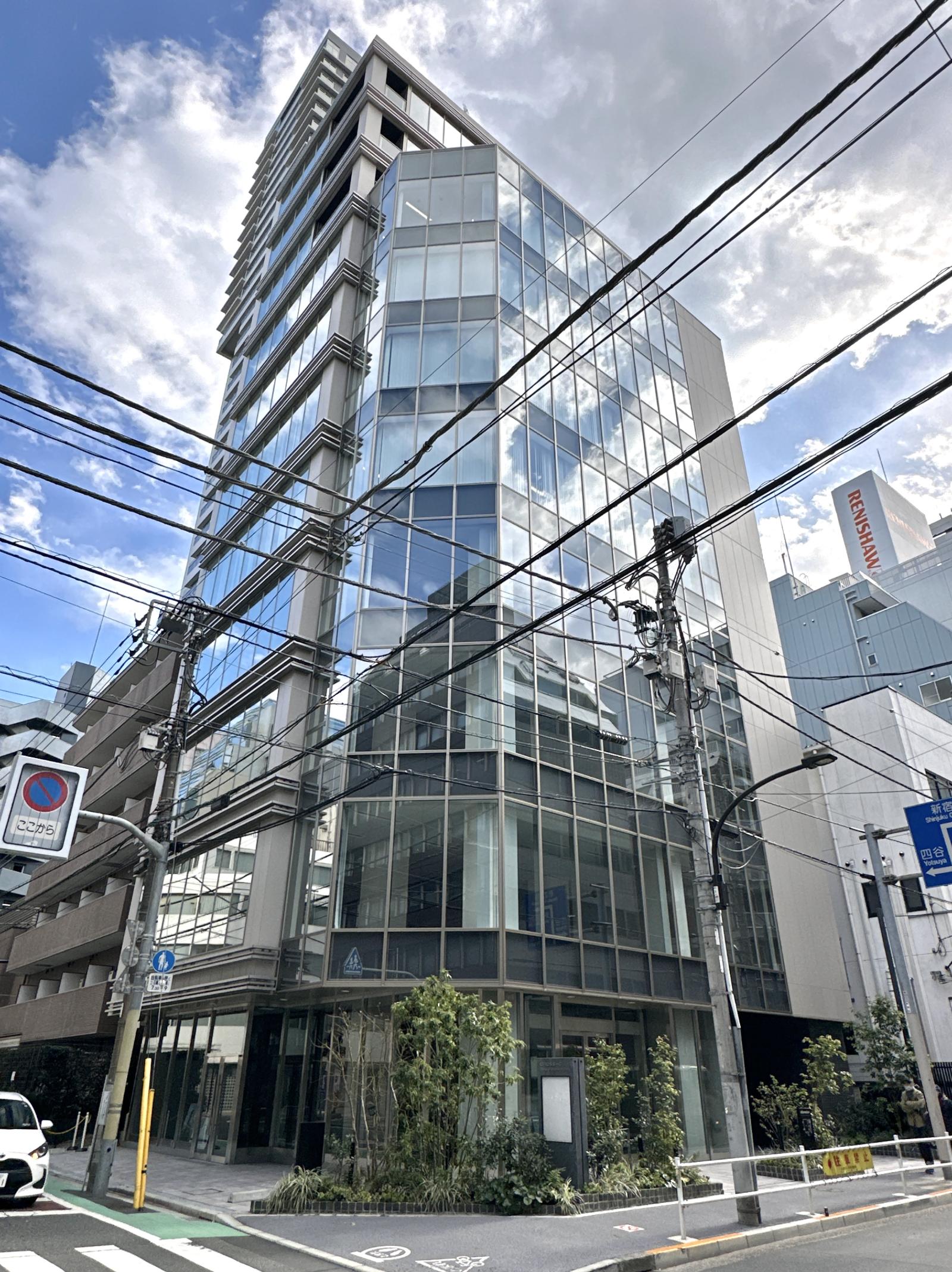 クロスシー新宿御苑前ビル